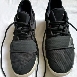 Mens Nike Kyrie basketball shoes SZ 9